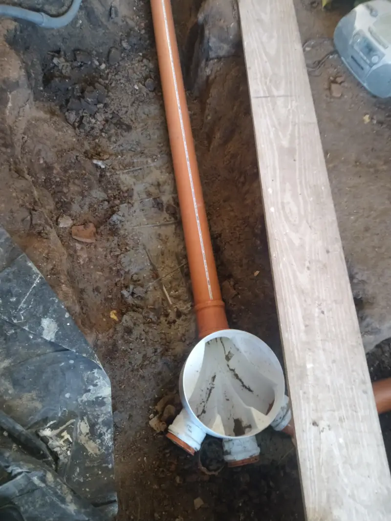 Instalación de red cloacal nueva con caños Awaduct y cámara de inspección plástica