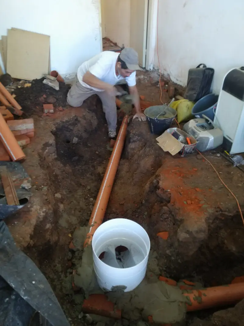 Obra sanitaria para reparación de cámara de inspección y reemplazo de cañerías en el interior de una vivienda