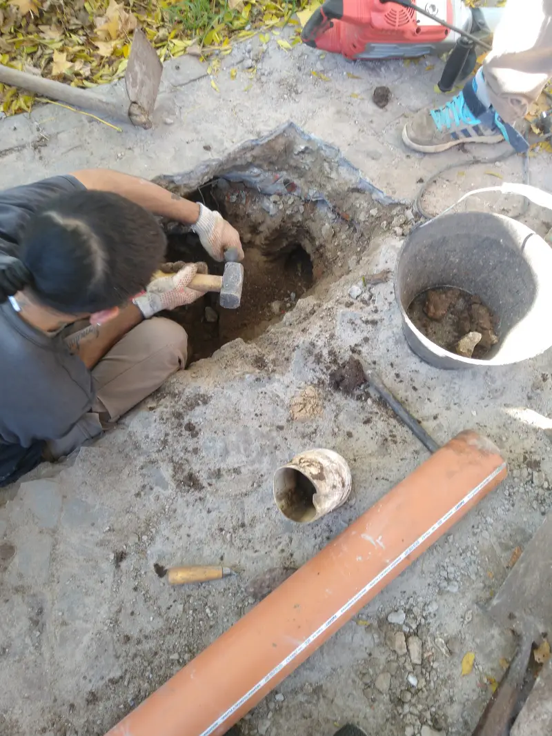 Excavación y recambio de cañerías cloacales antiguas por PVC de alta resistencia