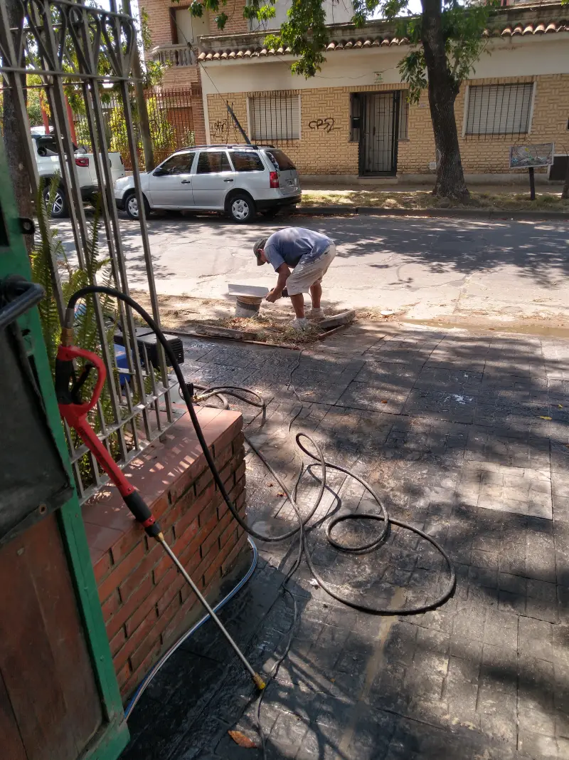 Reparación y destapación de desagüe pluvial en vereda utilizando equipo Hidrojet
