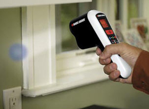 Cámara termográfica mostrando patrones de calor para identificar filtración