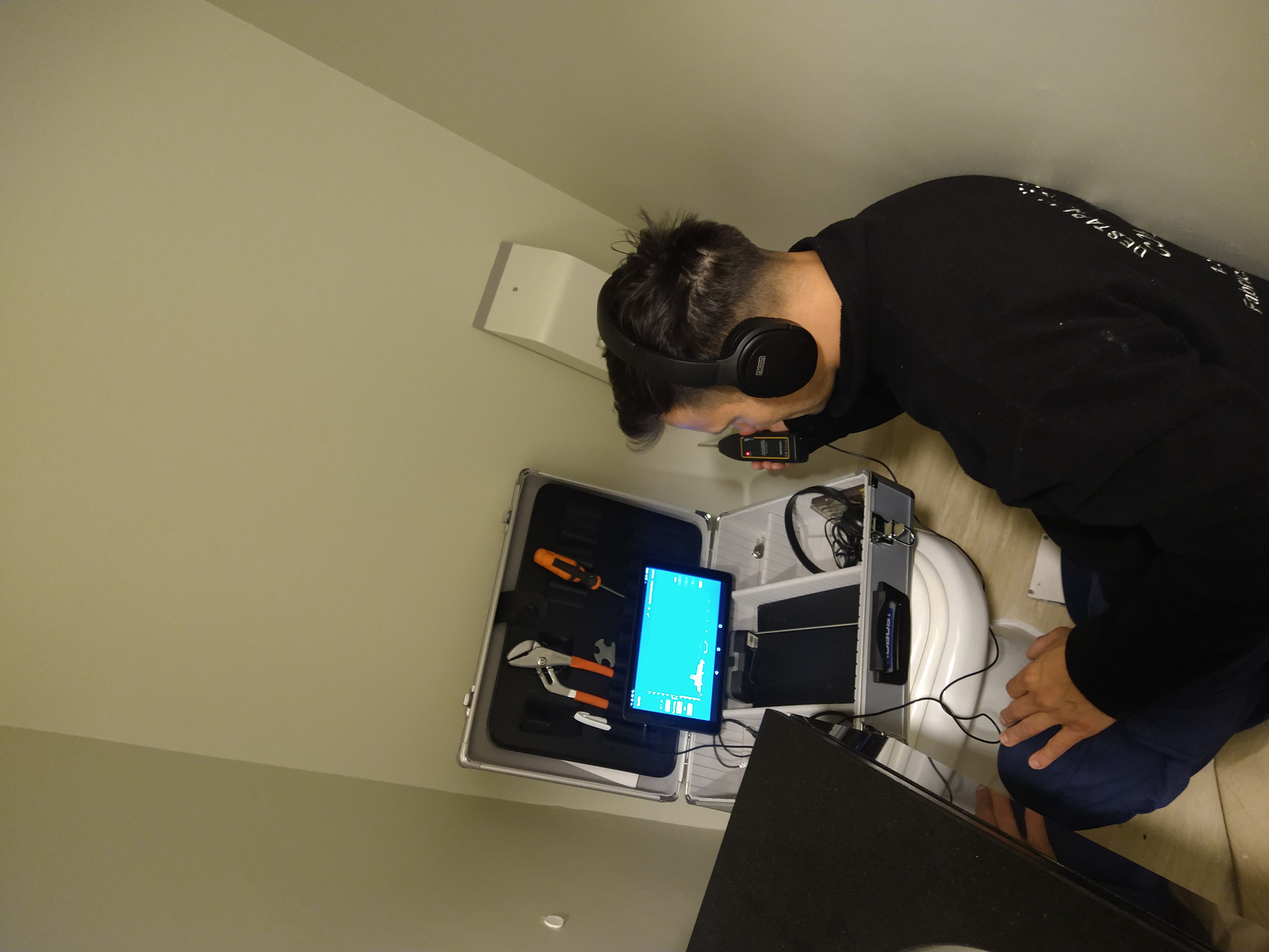 Técnico utilizando geófono para detección de fugas de agua sin romper