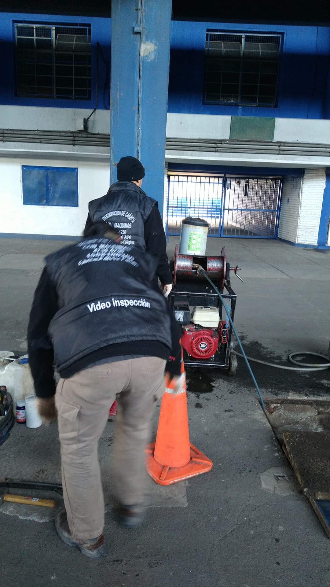 Técnico operando panel de control de Hidrojet