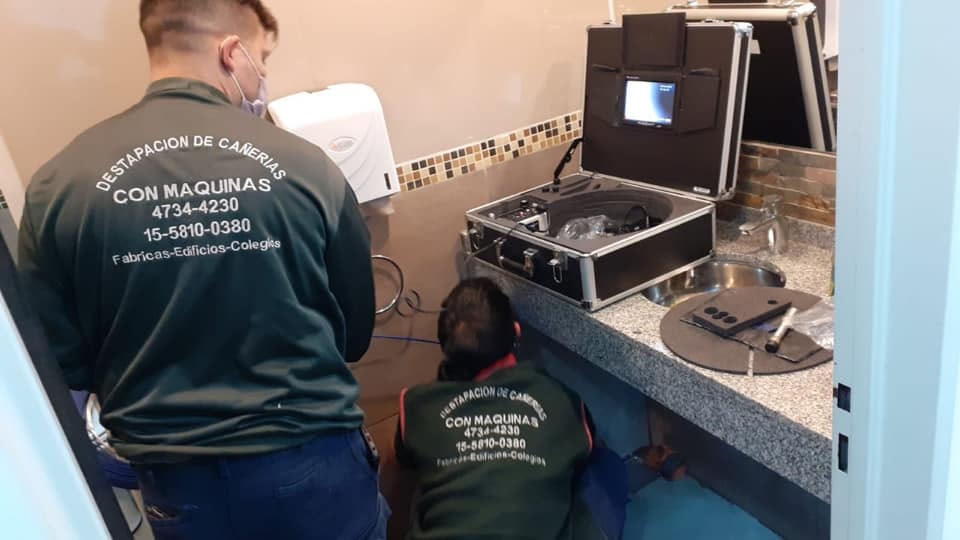 Técnico visualizando el interior de la cañería en un monitor